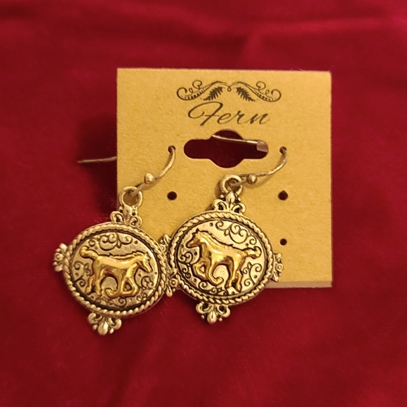 HORSE Medallion Silvertone Earring with Goldtone Horse NWT - Picture 5 of 6